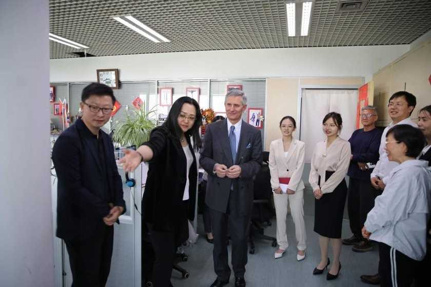 Посланик Андрей Техов посети Българската редакция на Китайската медийна група 